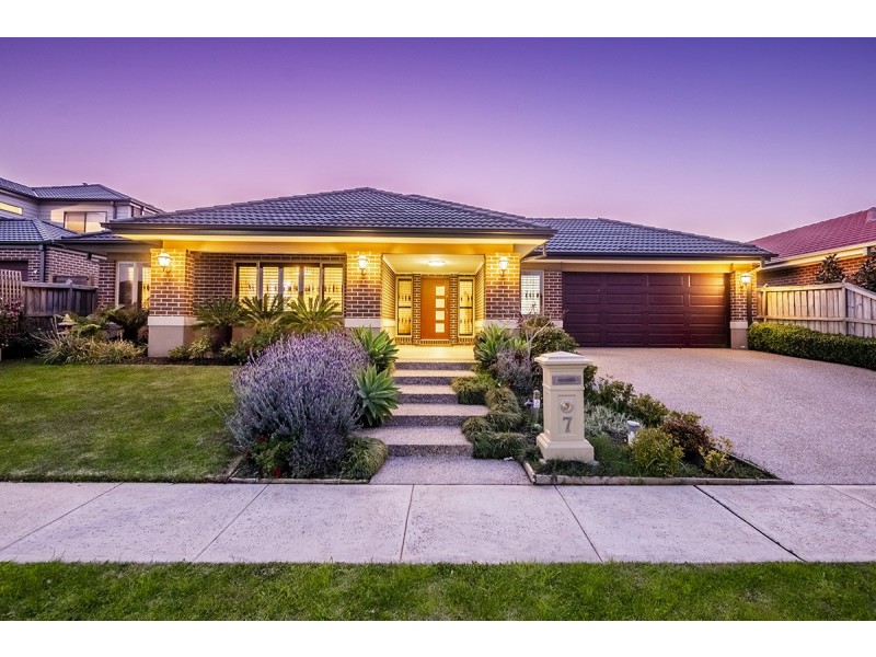 7 Starlight Rise, Cranbourne East VIC 3977