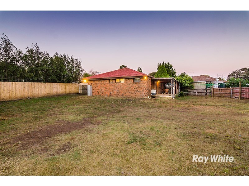 4 South Charles Court, Cranbourne VIC 3977