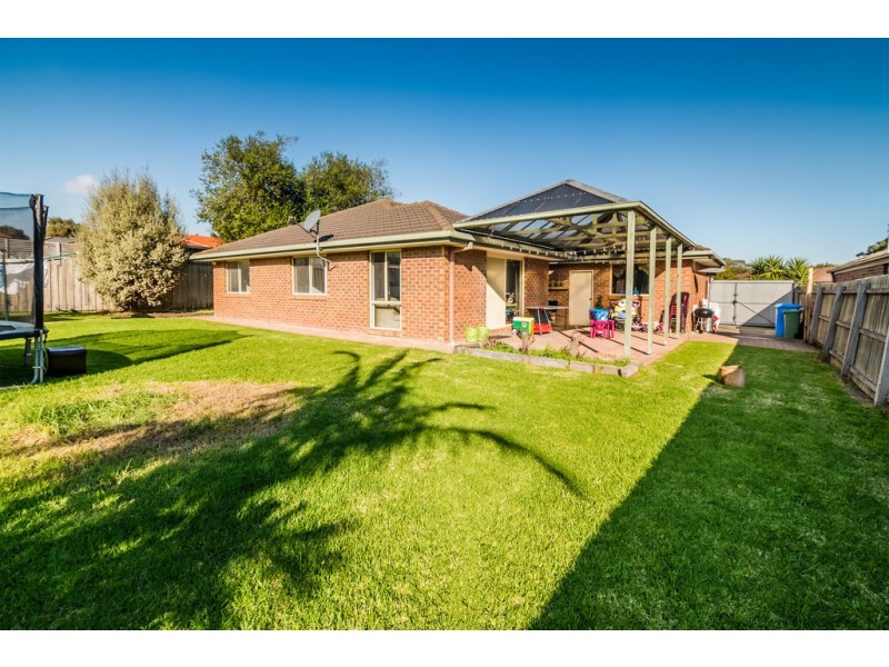 16 Forbes Avenue, Lynbrook VIC 3975