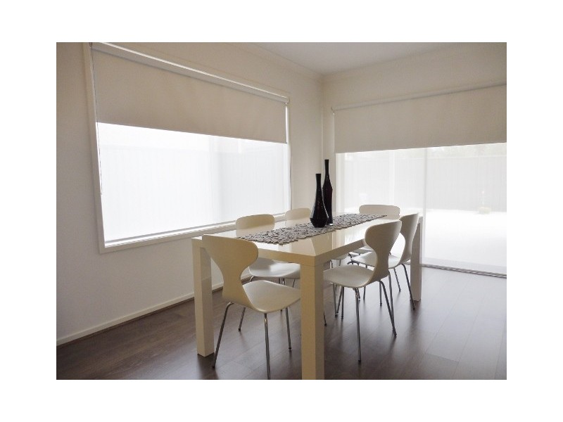 36 Fleuve Rise, Clyde North VIC 3978