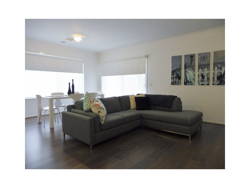 36 Fleuve Rise, Clyde North VIC 3978