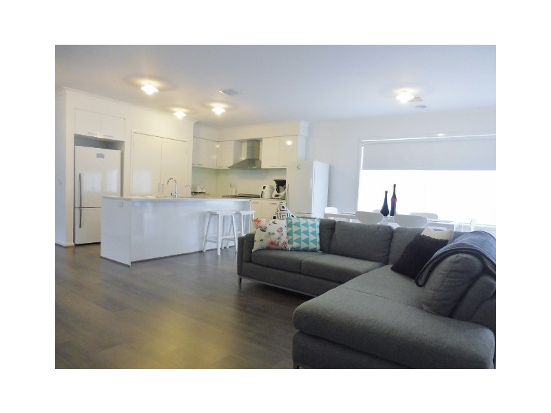 36 Fleuve Rise, Clyde North VIC 3978