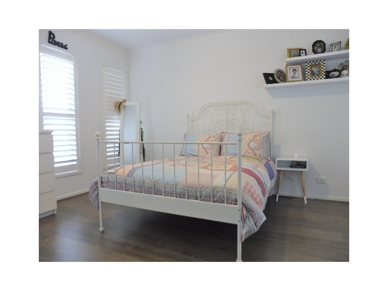 36 Fleuve Rise, Clyde North VIC 3978