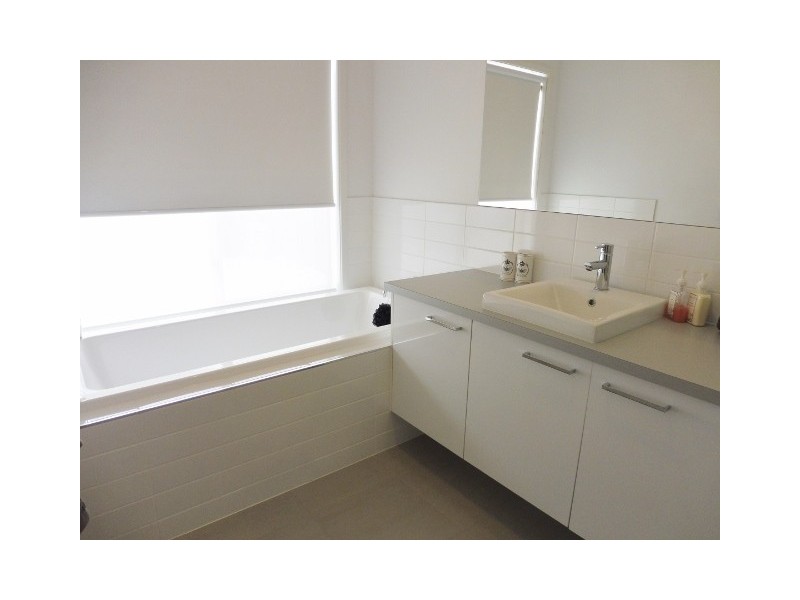 36 Fleuve Rise, Clyde North VIC 3978