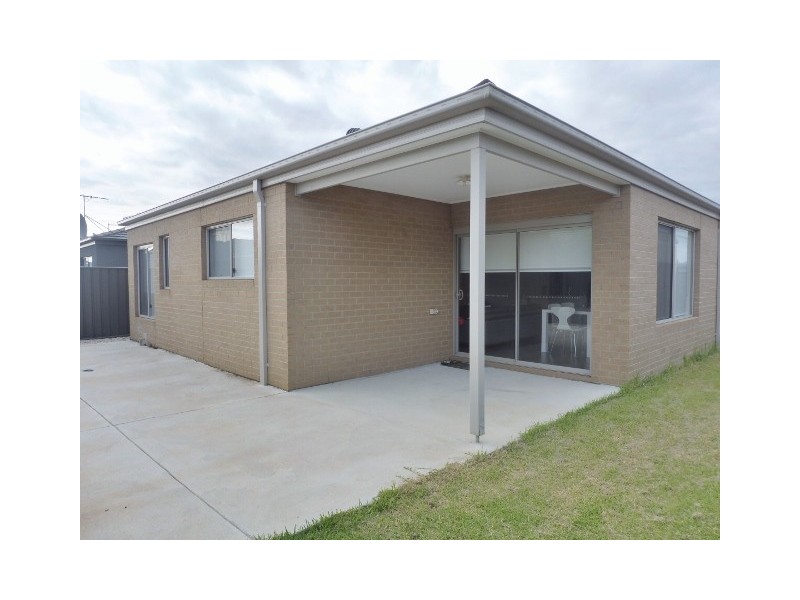 36 Fleuve Rise, Clyde North VIC 3978