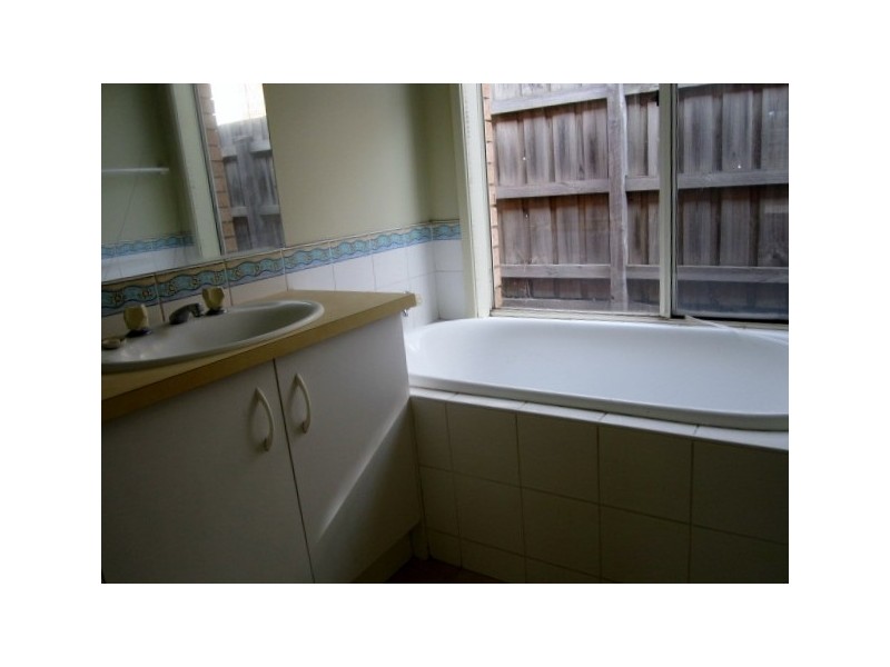 8 Geebung Road, Cranbourne West VIC 3977