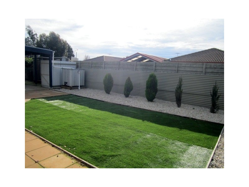 8 Geebung Road, Cranbourne West VIC 3977