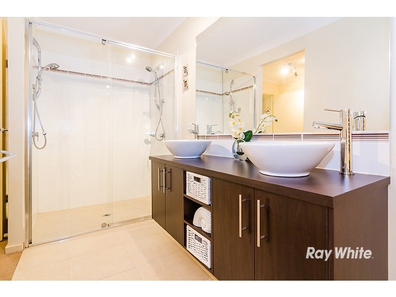 8 Ned Street, Cranbourne East VIC 3977