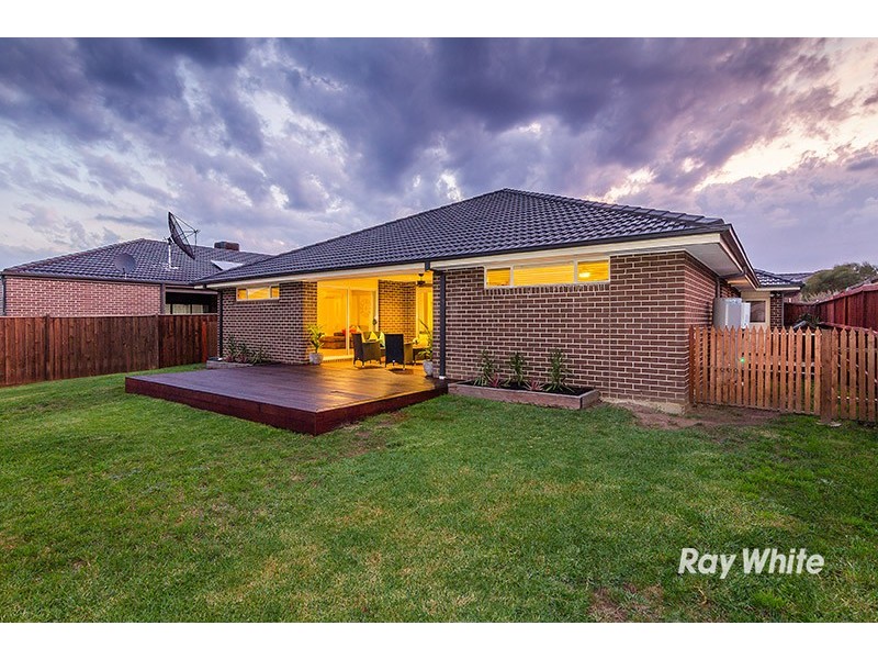 8 Ned Street, Cranbourne East VIC 3977