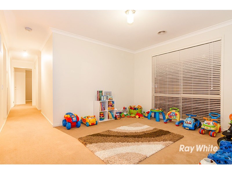 8 Ned Street, Cranbourne East VIC 3977