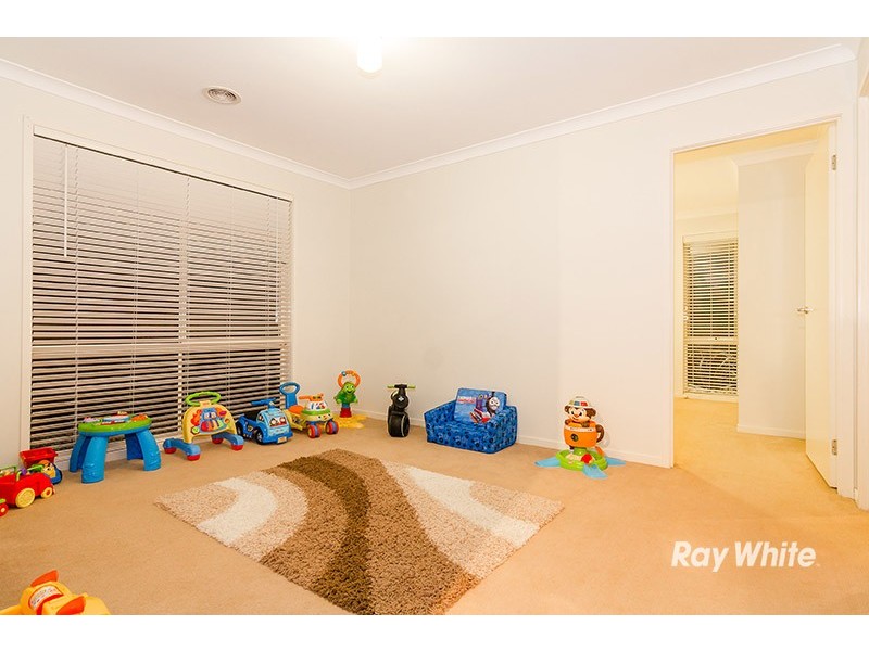 8 Ned Street, Cranbourne East VIC 3977