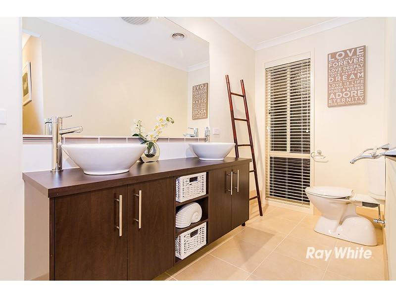 8 Ned Street, Cranbourne East VIC 3977