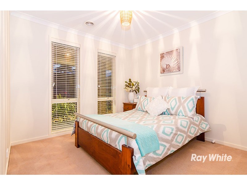 8 Ned Street, Cranbourne East VIC 3977