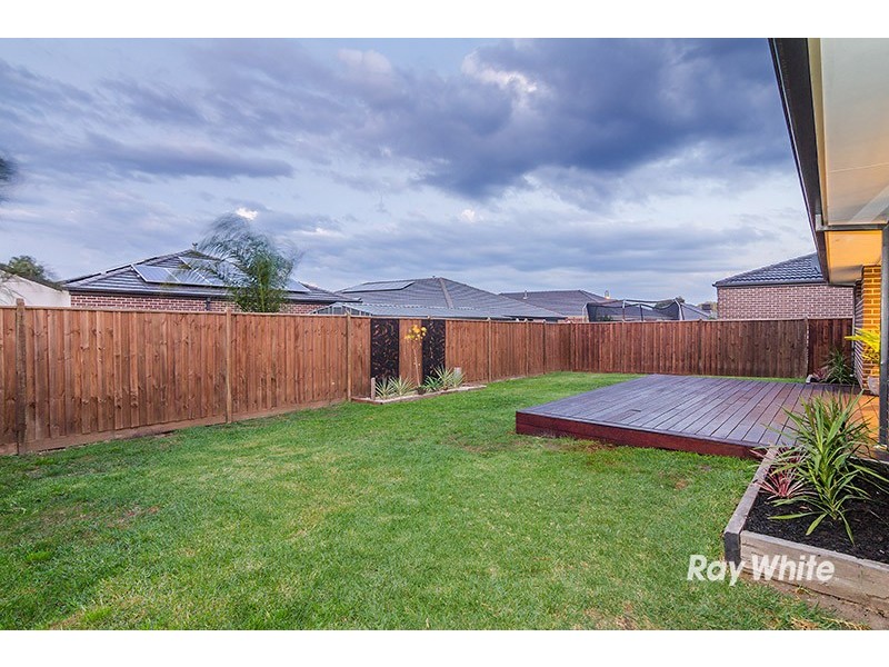 8 Ned Street, Cranbourne East VIC 3977