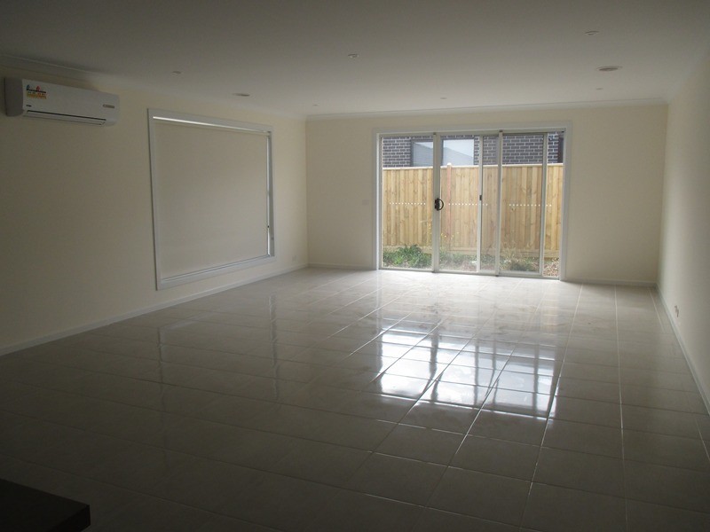 18 Mayflower Drive, Cranbourne West VIC 3977