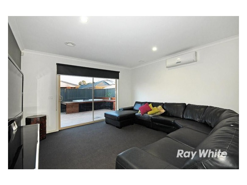 8 Hestia Avenue, Cranbourne West VIC 3977