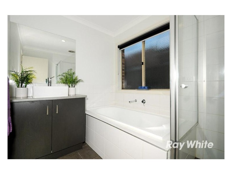 8 Hestia Avenue, Cranbourne West VIC 3977