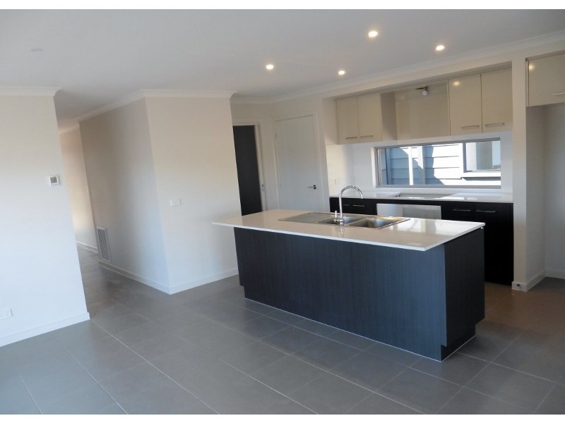 142 Lineham Drive, Cranbourne East VIC 3977