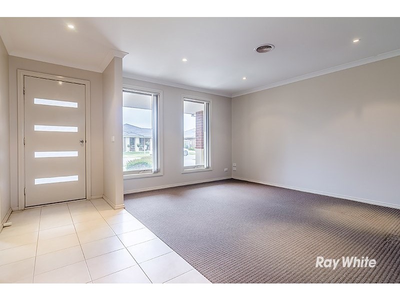 12 Charlbury Crescent, Cranbourne North VIC 3977