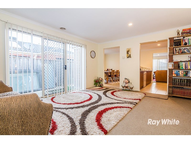 15 Penshurst Way, Cranbourne North VIC 3977