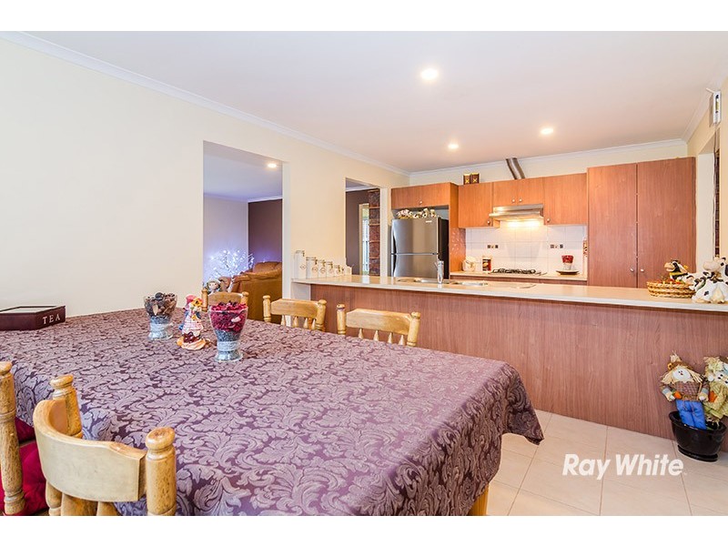 15 Penshurst Way, Cranbourne North VIC 3977