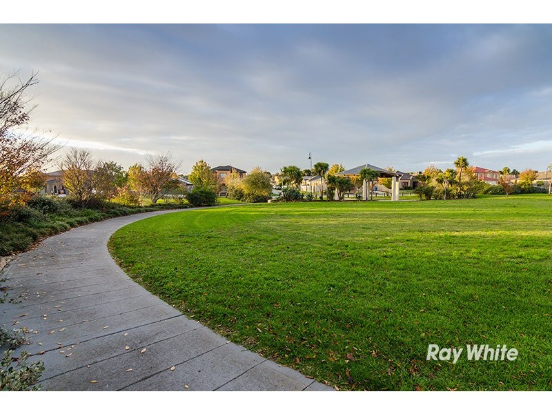 15 Penshurst Way, Cranbourne North VIC 3977