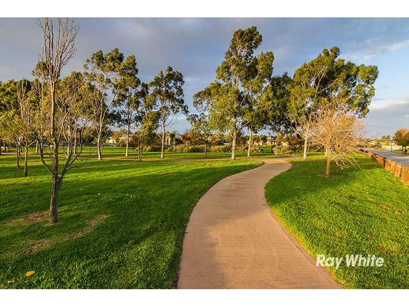 15 Penshurst Way, Cranbourne North VIC 3977