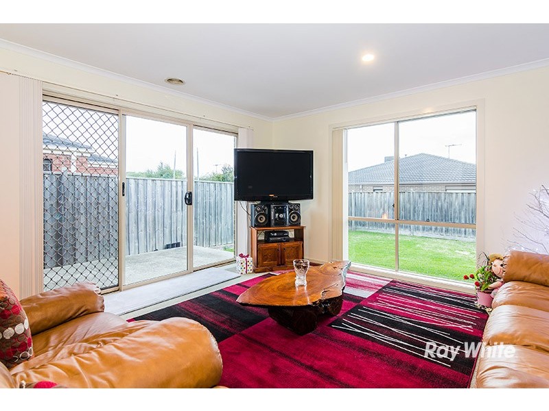 15 Penshurst Way, Cranbourne North VIC 3977