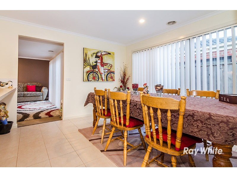 15 Penshurst Way, Cranbourne North VIC 3977