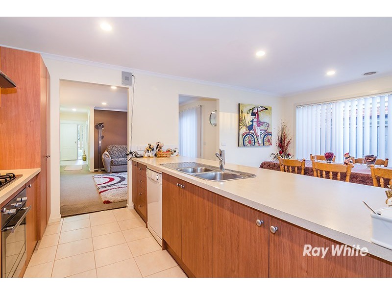 15 Penshurst Way, Cranbourne North VIC 3977
