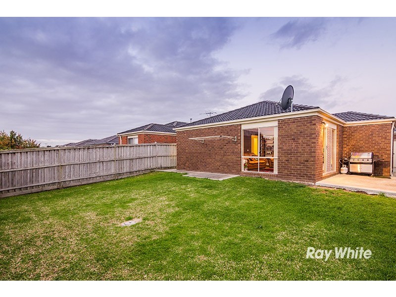 15 Penshurst Way, Cranbourne North VIC 3977