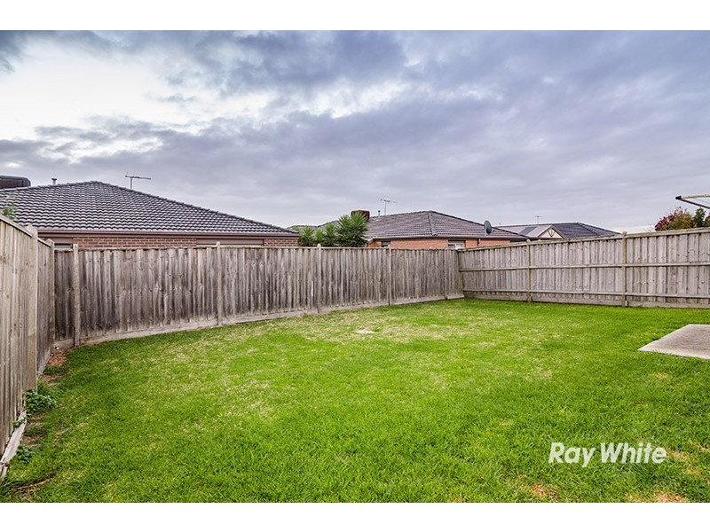 15 Penshurst Way, Cranbourne North VIC 3977