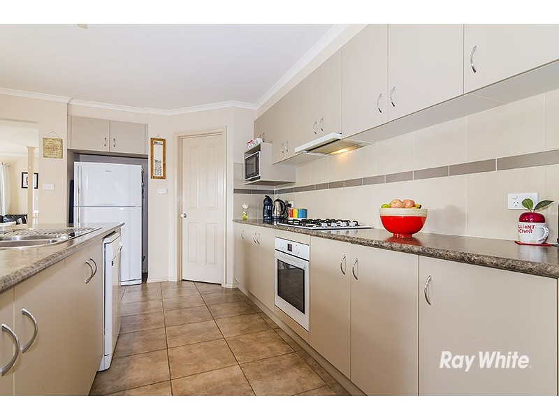 27 Robusta Avenue, Cranbourne VIC 3977