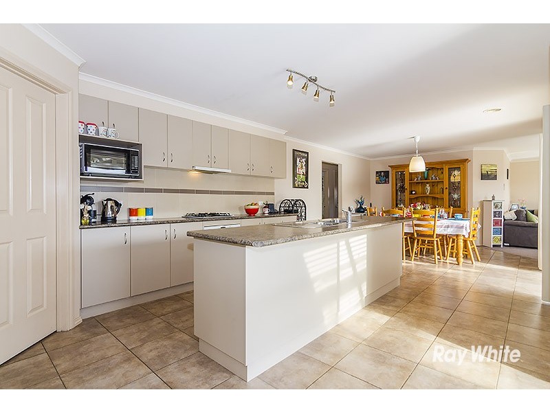 27 Robusta Avenue, Cranbourne VIC 3977
