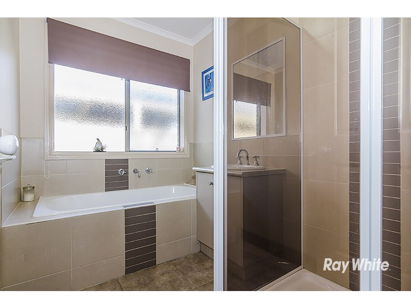 27 Robusta Avenue, Cranbourne VIC 3977