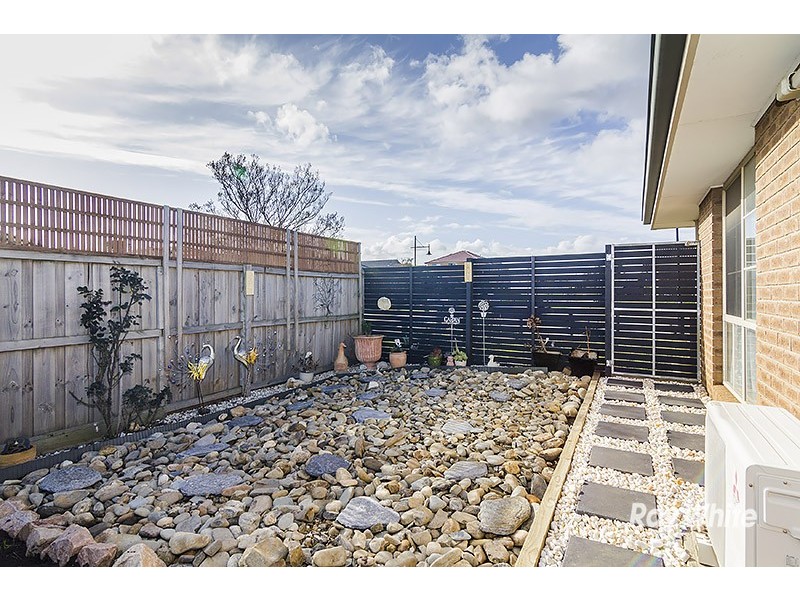 27 Robusta Avenue, Cranbourne VIC 3977