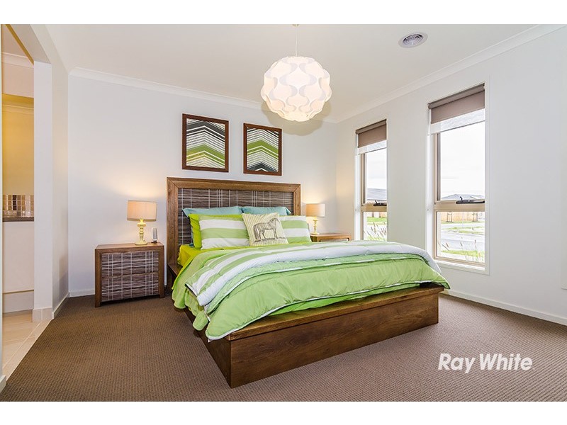 15 Eminence Drive, Cranbourne West VIC 3977