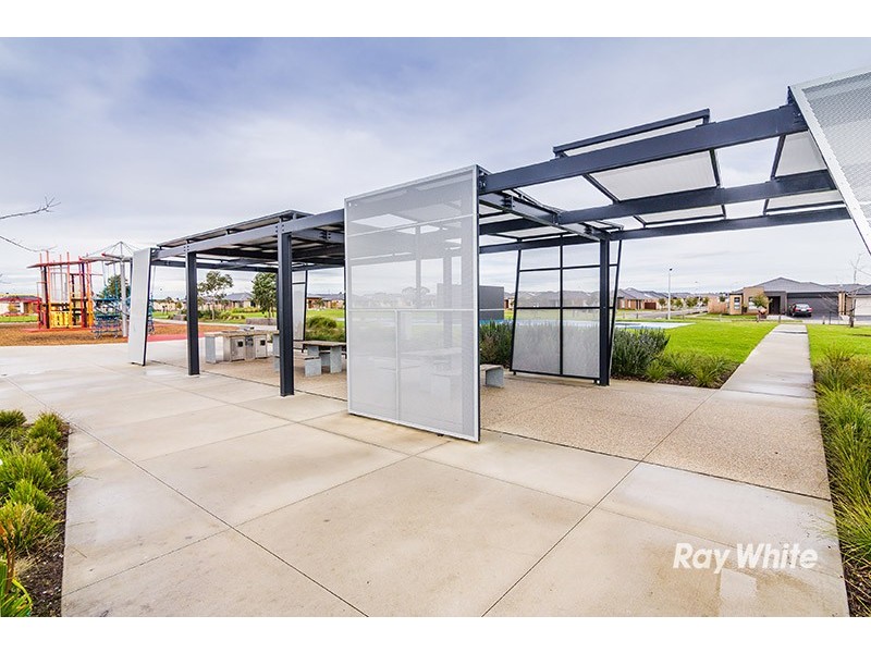 15 Eminence Drive, Cranbourne West VIC 3977