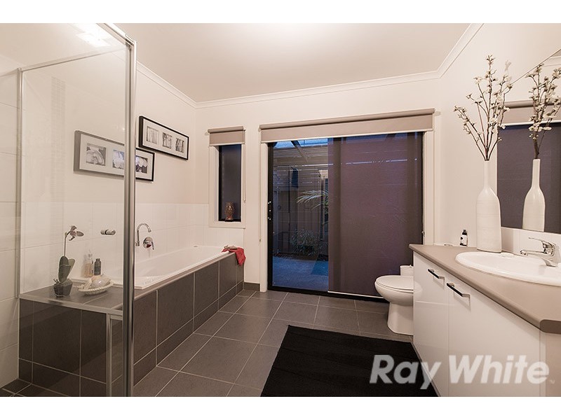 34 Connewara Crescent, Clyde North VIC 3978