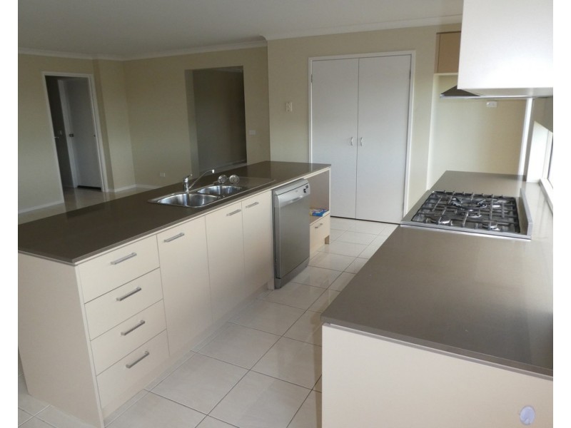 18 Heales Road, Cranbourne East VIC 3977