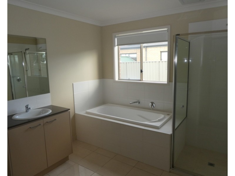 18 Heales Road, Cranbourne East VIC 3977