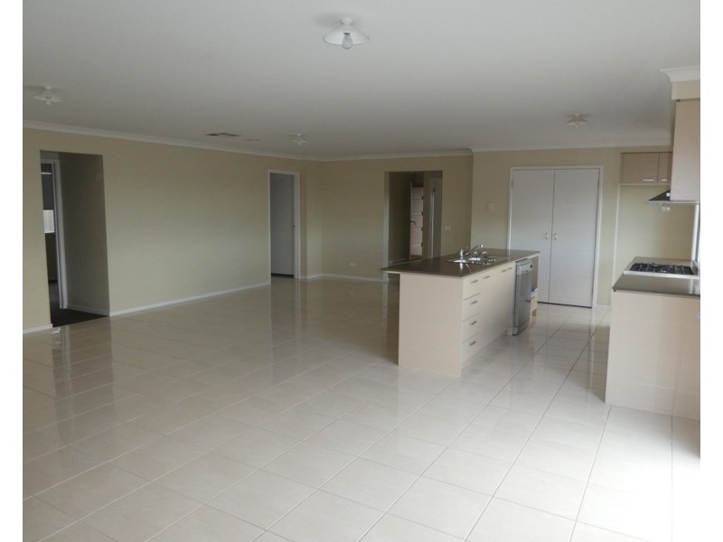 18 Heales Road, Cranbourne East VIC 3977