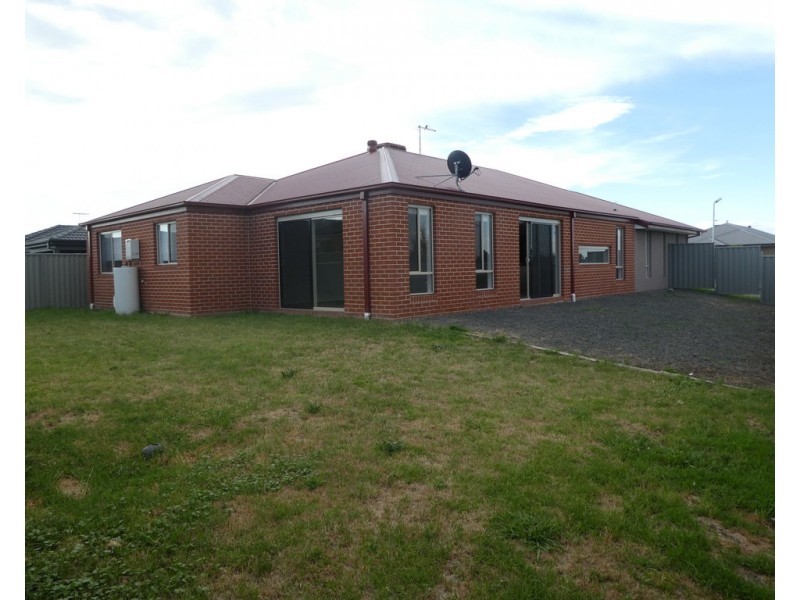 18 Heales Road, Cranbourne East VIC 3977