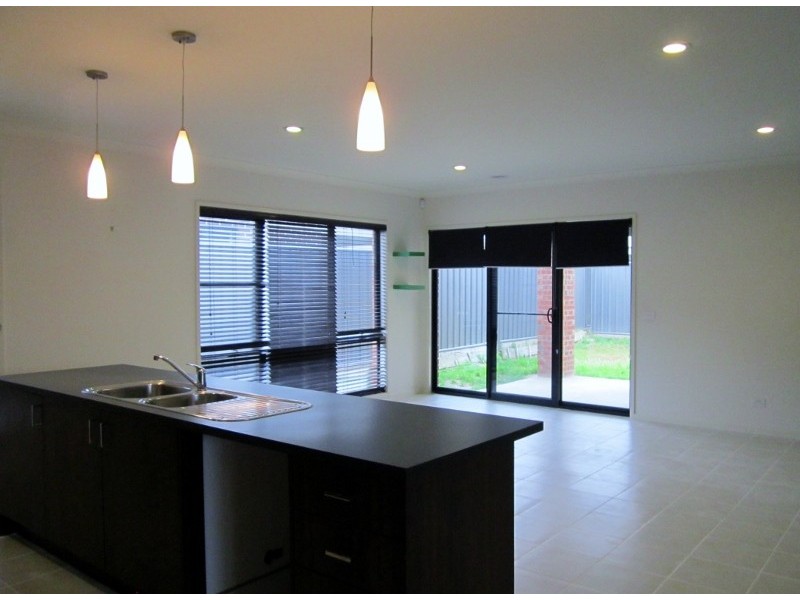 12 Gladiolus Circuit, Cranbourne North VIC 3977