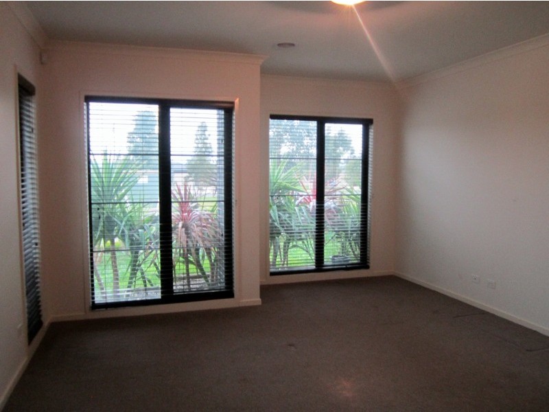 12 Gladiolus Circuit, Cranbourne North VIC 3977