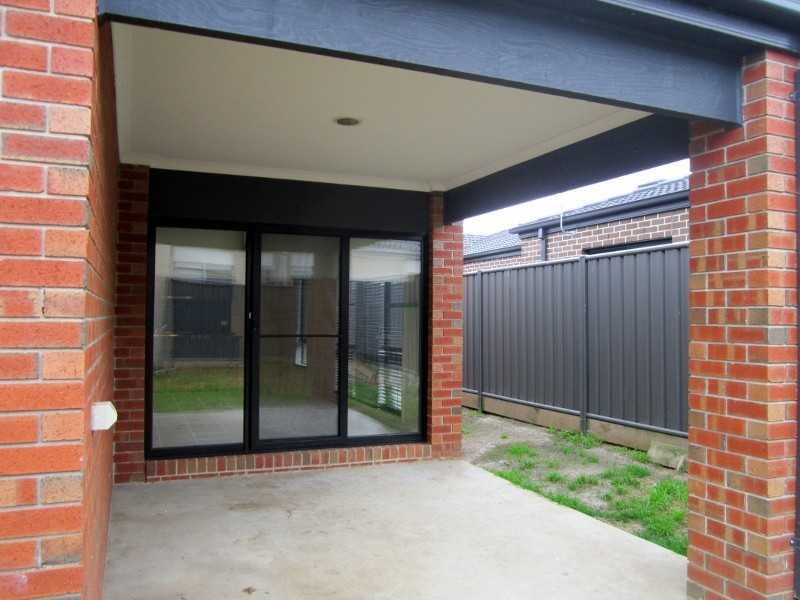 12 Gladiolus Circuit, Cranbourne North VIC 3977