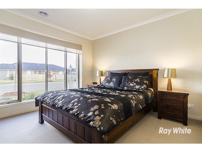34 Quarters Boulevard, Cranbourne West VIC 3977