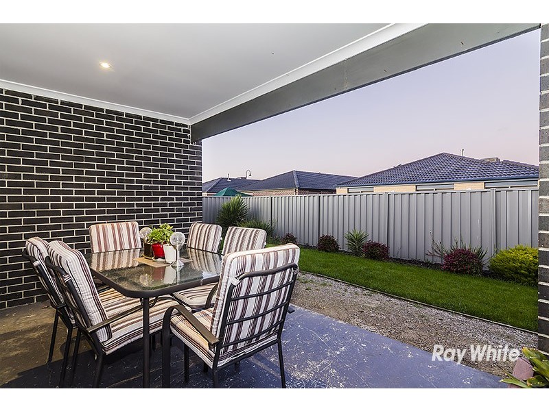 28 Archers Field Drive, Cranbourne East VIC 3977