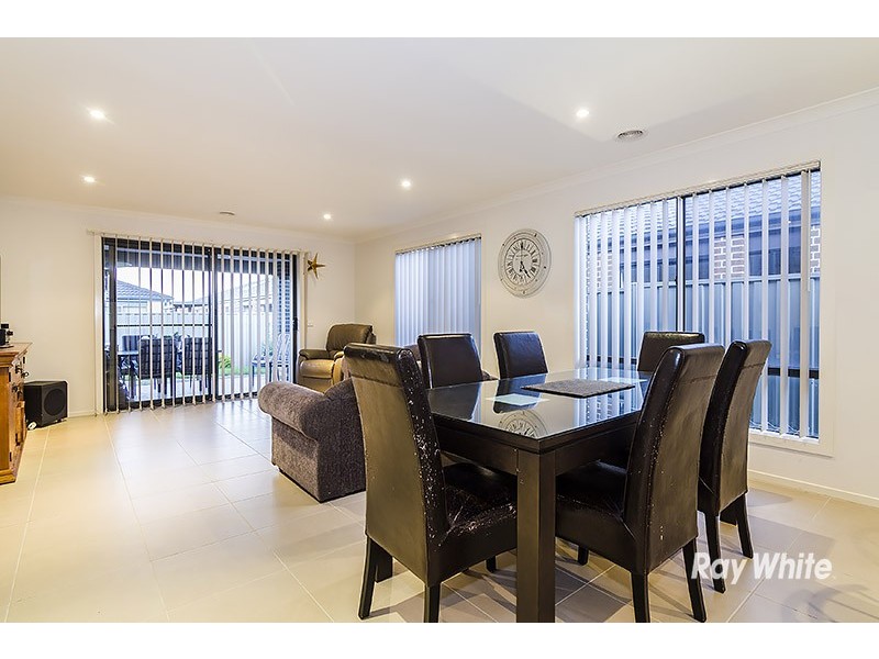 28 Archers Field Drive, Cranbourne East VIC 3977