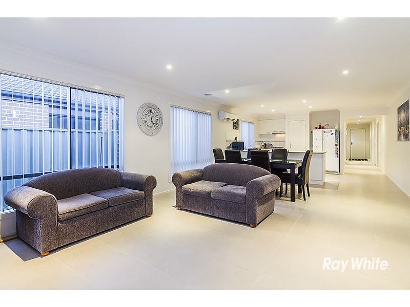 28 Archers Field Drive, Cranbourne East VIC 3977